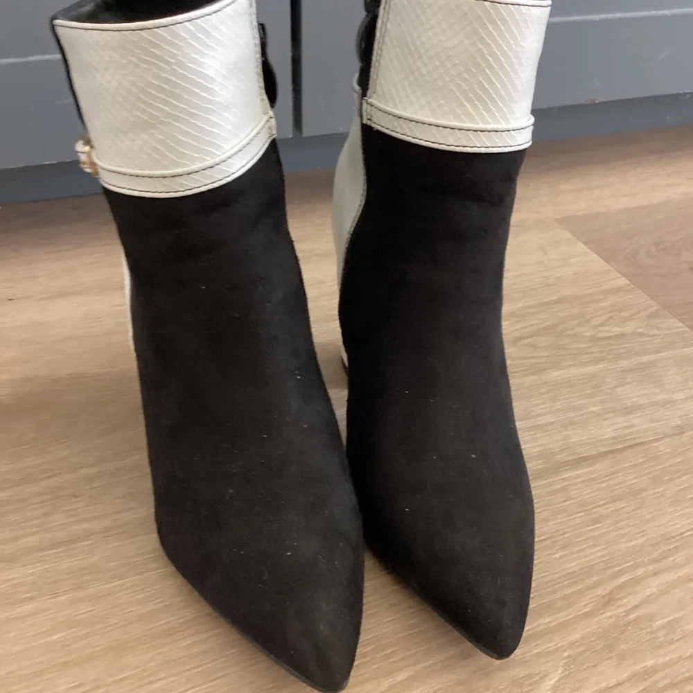 Women's Black and White Ankle Boots Pearl Embellishments Sz 6 Worn 1x